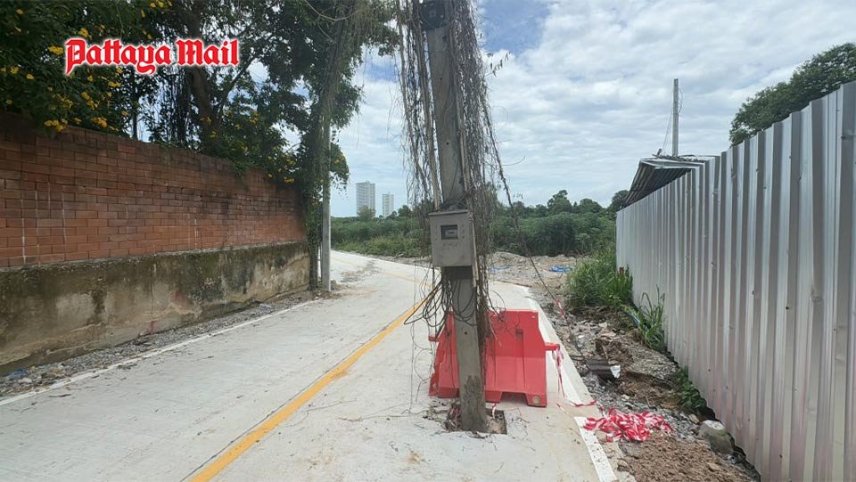 Pattaya-6-Construction-cockup-leaves-utility-pole-in-the-middle-of-Najomtien-road.jpg